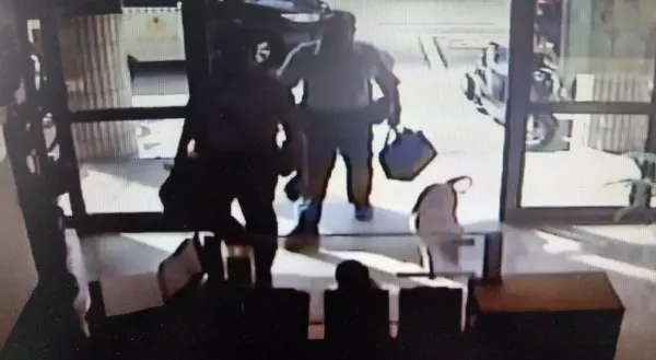 黃牛逛大街被帶回派出所 看見主人開心搖尾巴