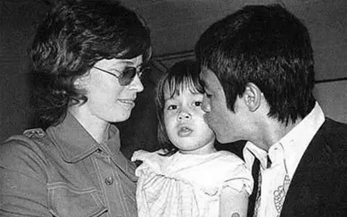 李小龍女兒現身破身亡謠言,已經是女強人,正在籌拍李小龍傳記!