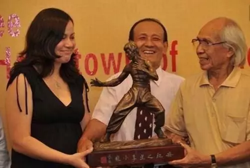 李小龍女兒現身破身亡謠言,已經是女強人,正在籌拍李小龍傳記!