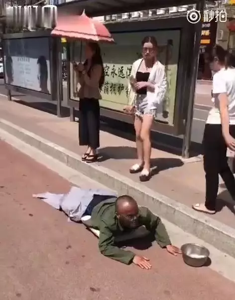 妹子招公車意外踩到乞丐褲管…下一秒「根本拆飯碗」超展開!乞丐起身爆氣大罵(影