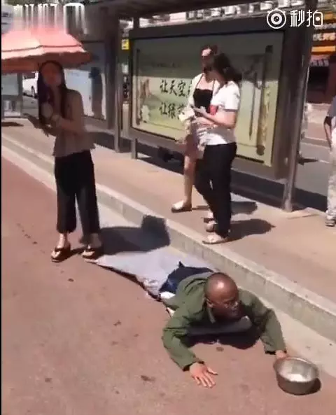 妹子招公車意外踩到乞丐褲管…下一秒「根本拆飯碗」超展開!乞丐起身爆氣大罵(影