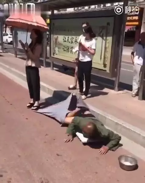 妹子招公車意外踩到乞丐褲管…下一秒「根本拆飯碗」超展開!乞丐起身爆氣大罵(影