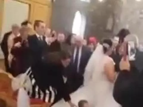 女兒19歲時未婚生子叫我幫她養,5年後我牽著孩子毀了她的婚禮