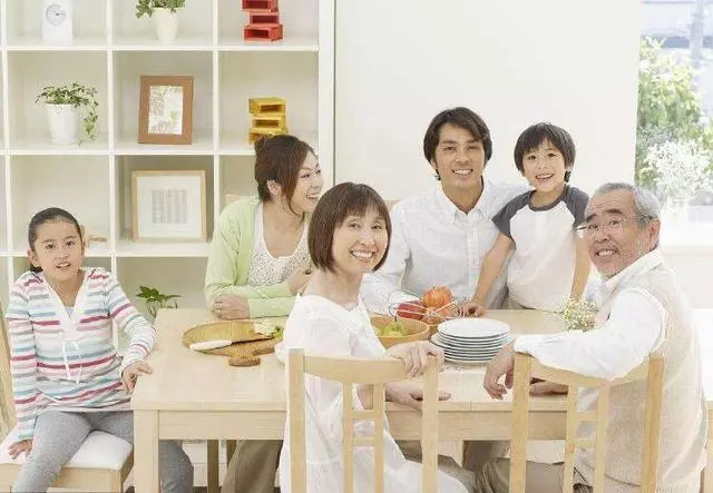 弟媳生孩子,我去醫院照顧,無意聽到弟弟的話,我頭也不回的走了