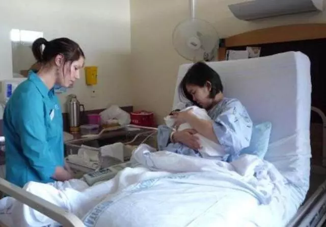 弟媳生孩子,我去醫院照顧,無意聽到弟弟的話,我頭也不回的走了