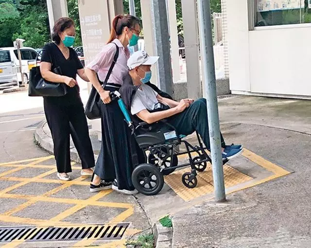 【細節體現了孝心】!TVB女藝人推著坐輪椅的高齡病父去看病~