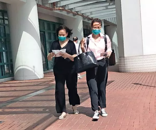 【細節體現了孝心】!TVB女藝人推著坐輪椅的高齡病父去看病~