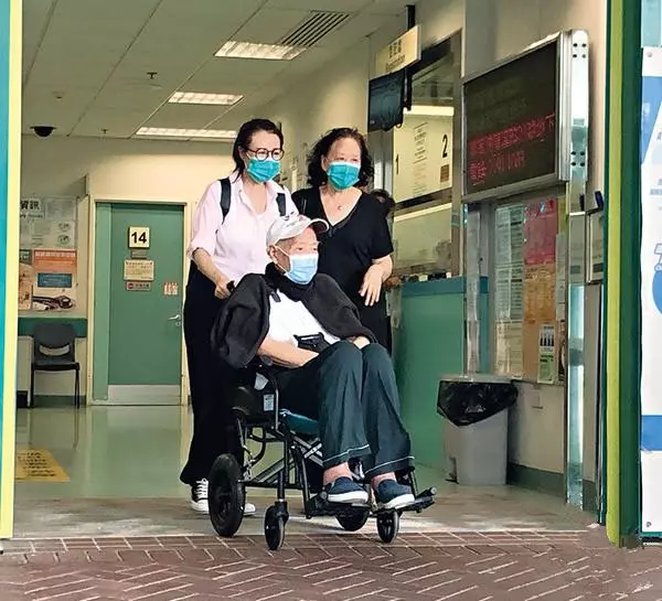 【細節體現了孝心】!TVB女藝人推著坐輪椅的高齡病父去看病~