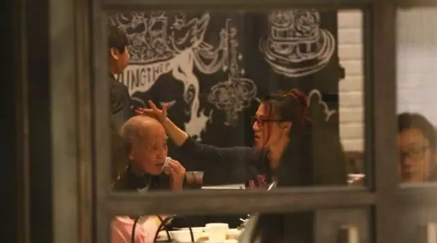 【細節體現了孝心】!TVB女藝人推著坐輪椅的高齡病父去看病~