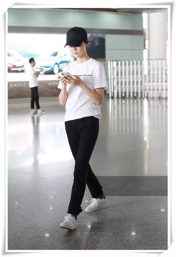 36歲車曉素顏現機場,孤身一人無人識,網友:昔日闊太變路人!