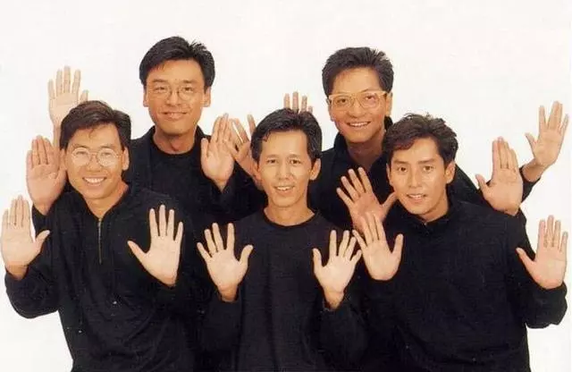 鍾鎮濤和譚詠麟對比,差距真大,網友:晚走幾步,幾十年都追不上!