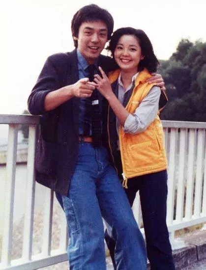 鍾鎮濤和譚詠麟對比,差距真大,網友:晚走幾步,幾十年都追不上!