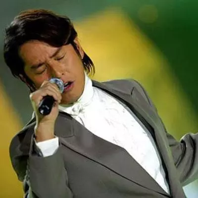 鍾鎮濤和譚詠麟對比,差距真大,網友:晚走幾步,幾十年都追不上!