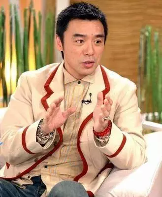 鍾鎮濤和譚詠麟對比,差距真大,網友:晚走幾步,幾十年都追不上!