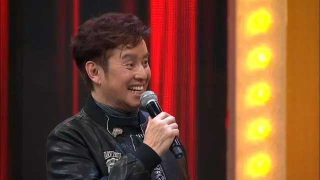 鍾鎮濤和譚詠麟對比,差距真大,網友:晚走幾步,幾十年都追不上!