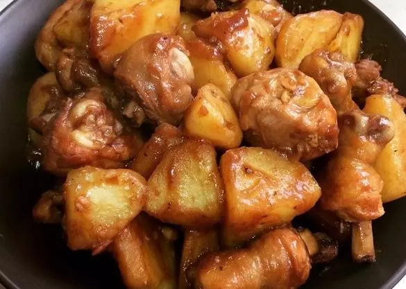 超好吃的「馬鈴薯燜雞腿」!馬鈴薯綿、雞腿香,喜歡的就學習一下吧!