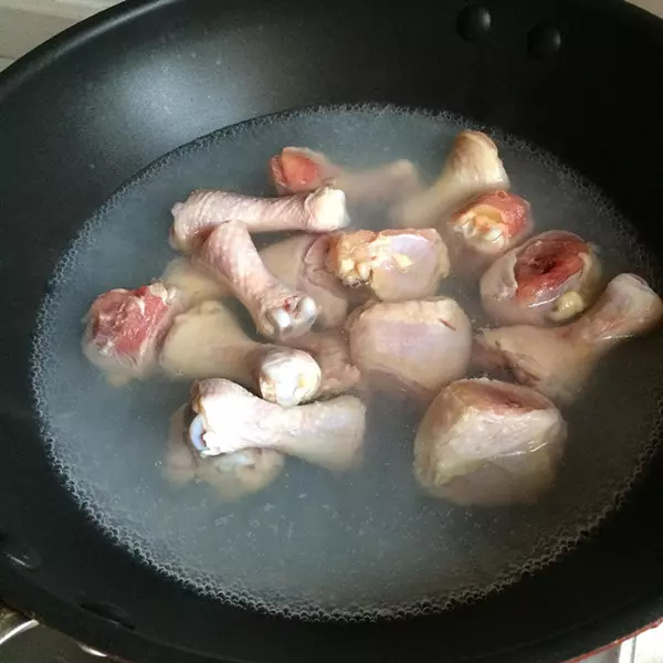 超好吃的「馬鈴薯燜雞腿」!馬鈴薯綿、雞腿香,喜歡的就學習一下吧!