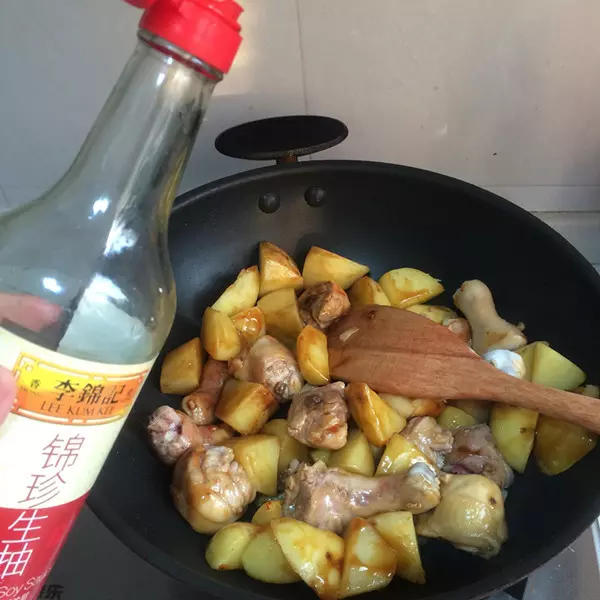 超好吃的「馬鈴薯燜雞腿」!馬鈴薯綿、雞腿香,喜歡的就學習一下吧!