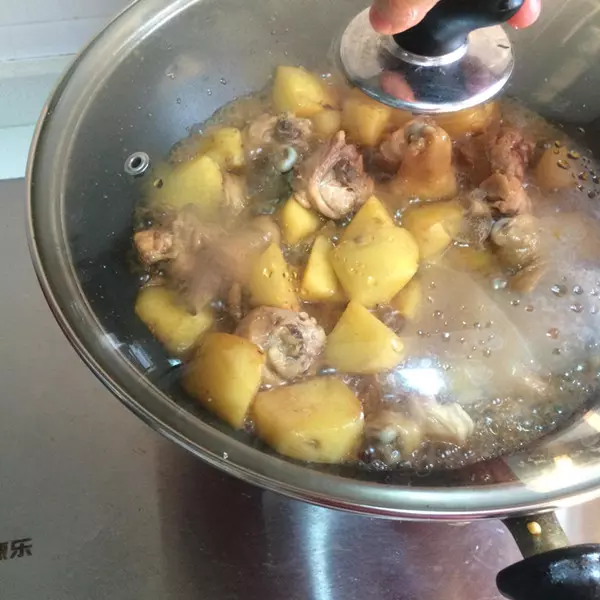 超好吃的「馬鈴薯燜雞腿」!馬鈴薯綿、雞腿香,喜歡的就學習一下吧!
