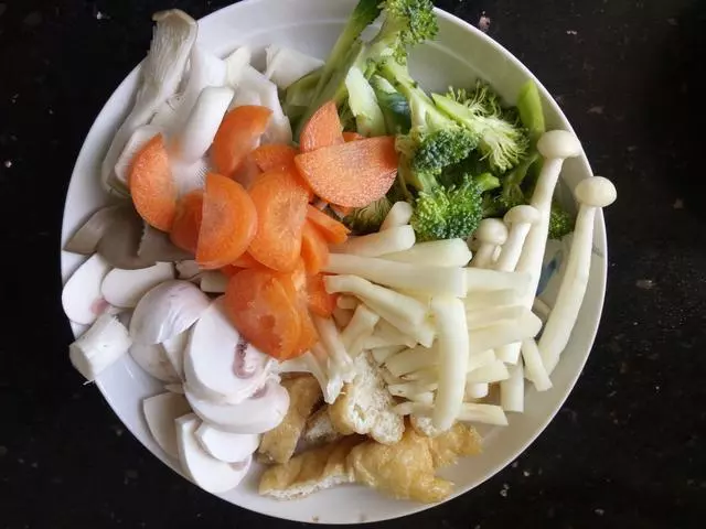 我用8種材料燉了一碗湯,連肉也不用加,鮮汁四爆,兒子喝了好多