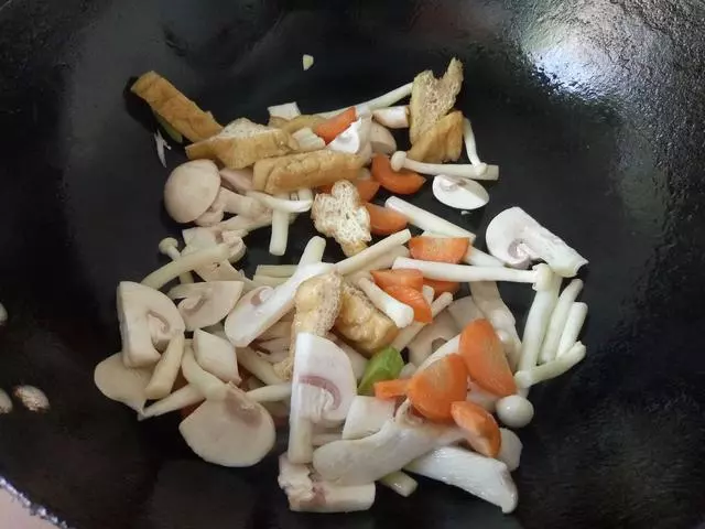 我用8種材料燉了一碗湯,連肉也不用加,鮮汁四爆,兒子喝了好多