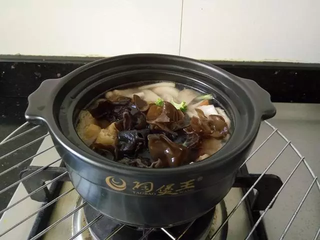 我用8種材料燉了一碗湯,連肉也不用加,鮮汁四爆,兒子喝了好多