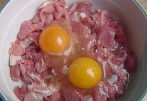 炸酥肉,香酥脆有嚼勁,保證你才了停不了嘴!小朋友兩下搶光光!!!