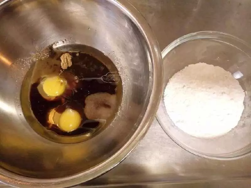 醃制炸雞時,只需加上一物,炸出來的雞肉又酥又脆比KFC還要好吃!趕緊學起來!!