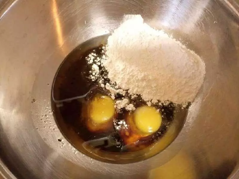 醃制炸雞時,只需加上一物,炸出來的雞肉又酥又脆比KFC還要好吃!趕緊學起來!!