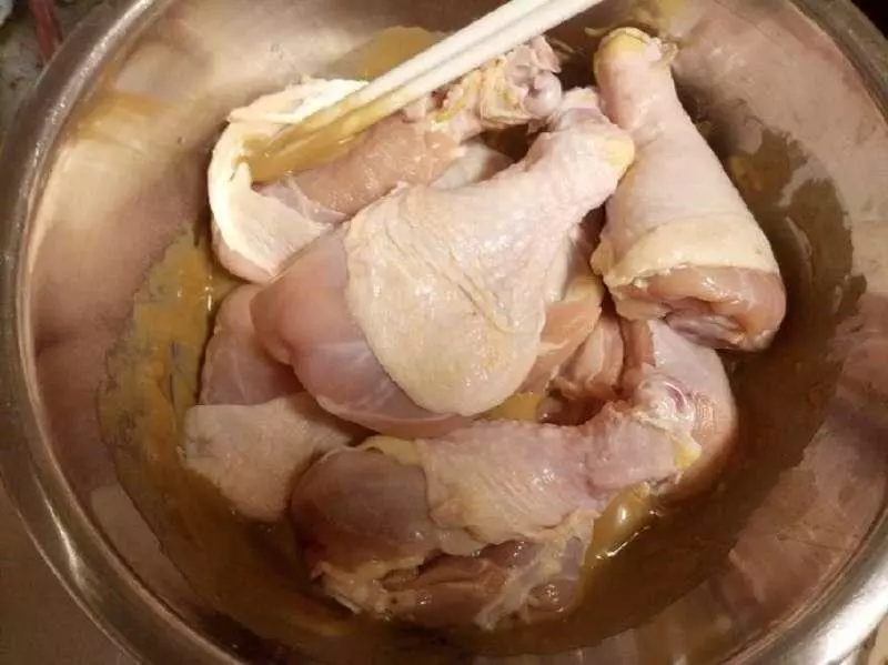 醃制炸雞時,只需加上一物,炸出來的雞肉又酥又脆比KFC還要好吃!趕緊學起來!!