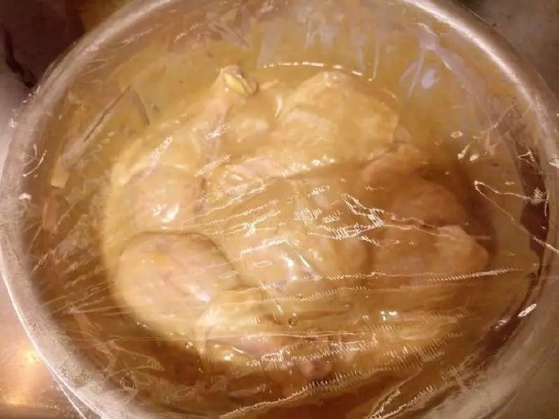 醃制炸雞時,只需加上一物,炸出來的雞肉又酥又脆比KFC還要好吃!趕緊學起來!!