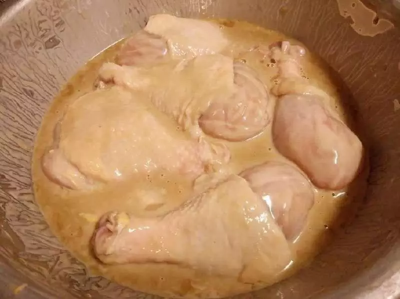 醃制炸雞時,只需加上一物,炸出來的雞肉又酥又脆比KFC還要好吃!趕緊學起來!!