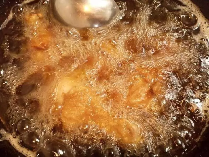 醃制炸雞時,只需加上一物,炸出來的雞肉又酥又脆比KFC還要好吃!趕緊學起來!!