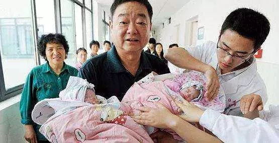 26歲產婦順產雙胞胎,護士抱來孩子,爸爸嚇得大聲叫醫生