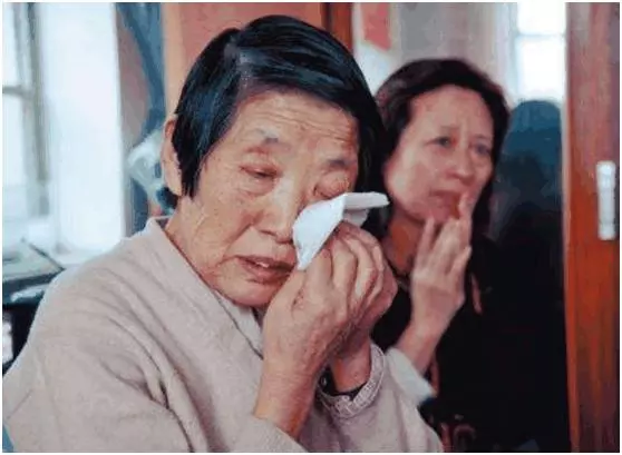 兒子去世後,奶奶不敢告訴孫女事實,孫女卻說爸爸每天都回家看她