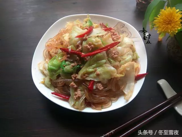 把包菜和這兩種食材一起炒,天天吃都不膩,比手撕包菜還香
