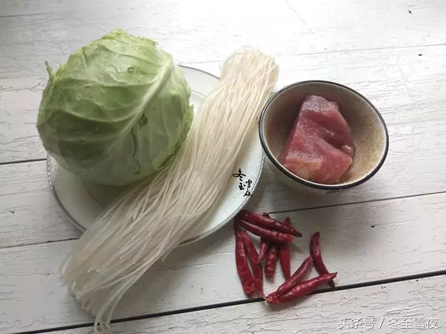把包菜和這兩種食材一起炒,天天吃都不膩,比手撕包菜還香