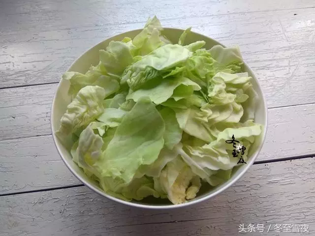 把包菜和這兩種食材一起炒,天天吃都不膩,比手撕包菜還香