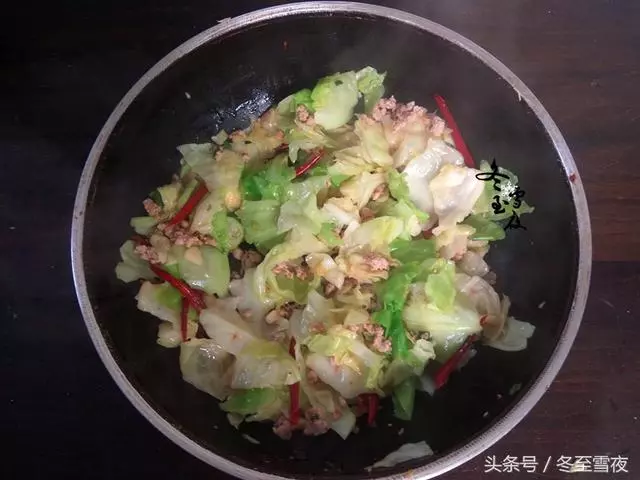 把包菜和這兩種食材一起炒,天天吃都不膩,比手撕包菜還香