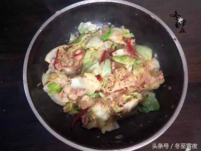 把包菜和這兩種食材一起炒,天天吃都不膩,比手撕包菜還香