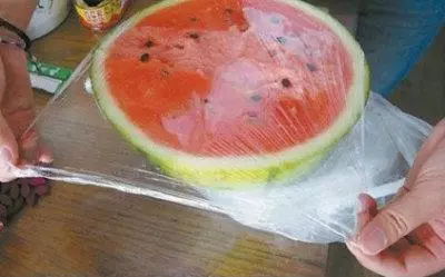 被保鮮膜包過的西瓜」細菌爆表,嚴重會導致中毒?事實如何?