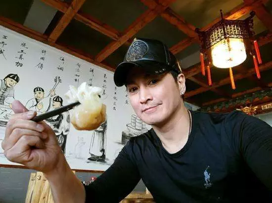 帥過劉德華,當過搬屍工,為駐顏, 挺兄弟被封殺現成億萬富豪!