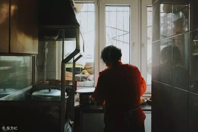 媽媽,房子既然都是我弟弟的,現在我也出不起給你看病的錢