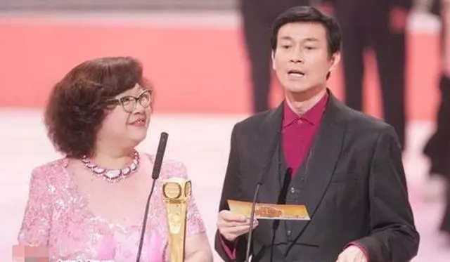 走紅後就拋棄妻子的男明星,一個靠妻子上位,一個逼死髮妻!