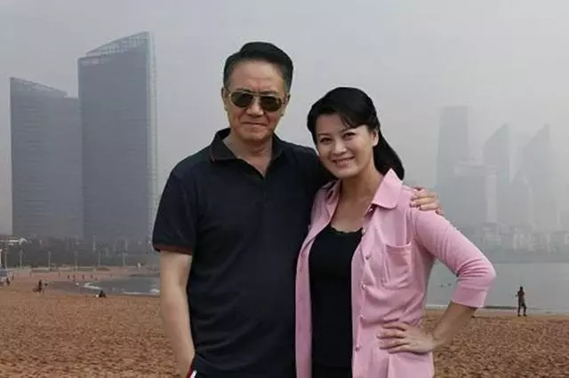 走紅後就拋棄妻子的男明星,一個靠妻子上位,一個逼死髮妻!