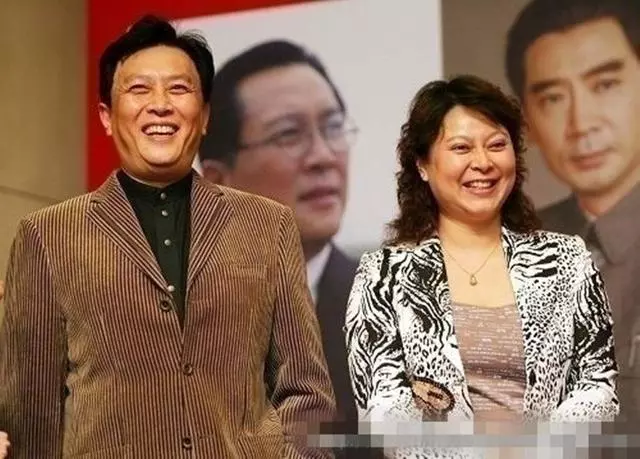 走紅後就拋棄妻子的男明星,一個靠妻子上位,一個逼死髮妻!