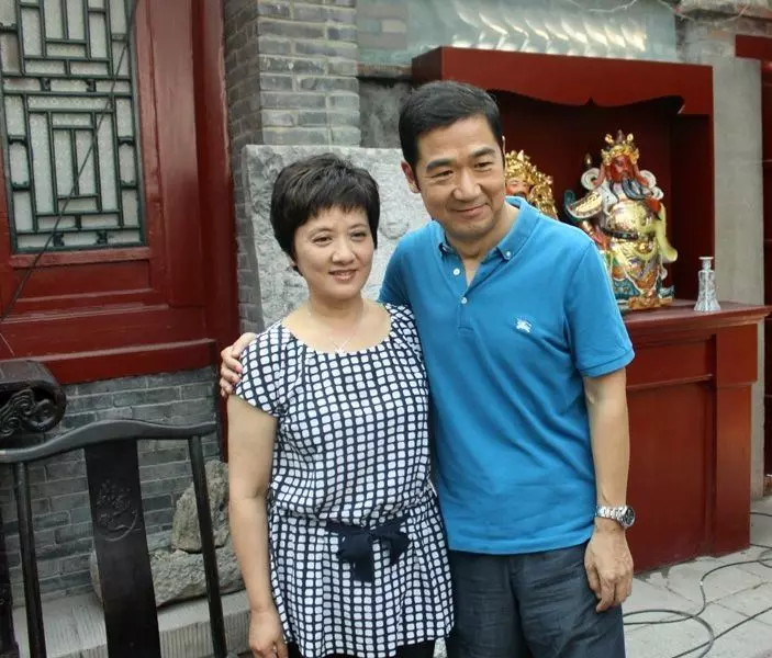 走紅後就拋棄妻子的男明星,一個靠妻子上位,一個逼死髮妻!