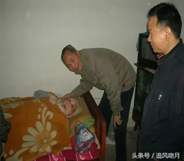 家裡來了個陌生人,長跪在父親病床前,留下100萬開豪車離去