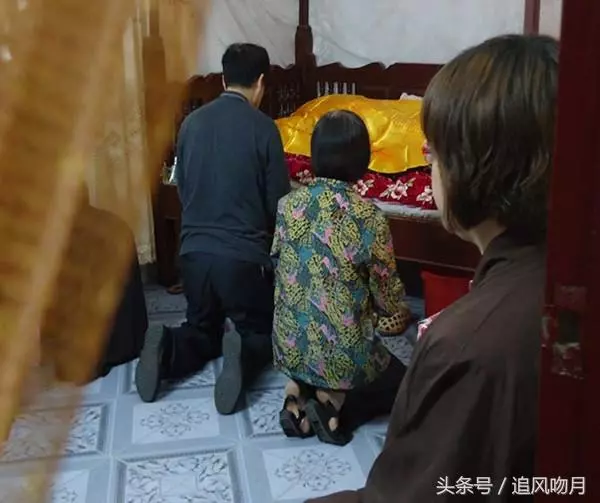 家裡來了個陌生人,長跪在父親病床前,留下100萬開豪車離去