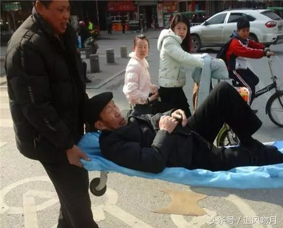 家裡來了個陌生人,長跪在父親病床前,留下100萬開豪車離去